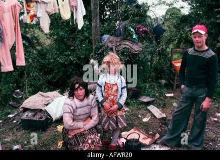 Viaggiatori irlandesi Famiglia zingara Costa Occidentale Irlanda. Giovane madre e figlia si accamparono campo a lato della strada. Bunratty, County Clare, Eire 1979. Foto Stock
