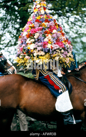 Maggio fiori Castleton Garland Day 1980s.il re sotto ghirlanda di fiori che sarà collocato sulla torre della chiesa. DERBYSHIRE UK HOMER SYKES Foto Stock