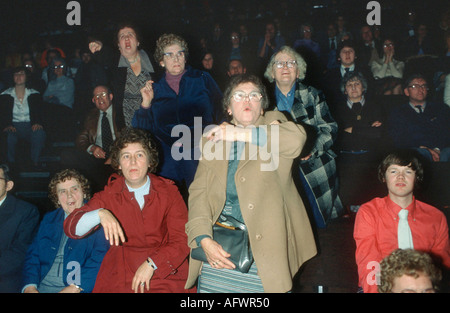 Donne di mezza età a fare il tifo per i loro uomo ad un tutti in match wrestling. Prenotazione l'avversario. Il gruppo di camere, Derby Derbyshire 1980 HOMER SYKES Foto Stock