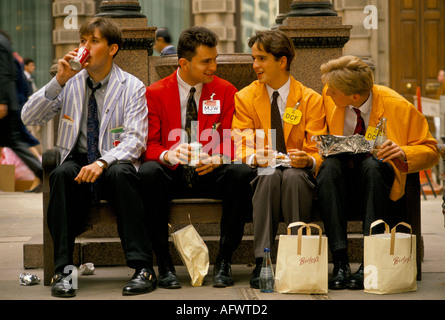 Città di Londra anni '90 Regno Unito. London International Financial Futures Exchange chiamato LIFFE traders Yellow Jackets stanno imparando 1991 HOMER SYKES Foto Stock