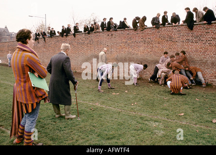 Eton College Oppidans (R) Collegers (L) Wall Game. Maestri scolastici che si riferiscono al gioco Windsor, Berkshire 1985 1980s UK HOMER SYKES Foto Stock