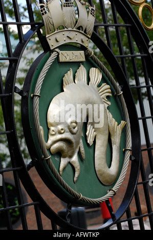 Emblema distintivo di navi crest stemma sui cancelli in ferro battuto in ingresso al memoriale di guerra a gosport in Hampshire Foto Stock