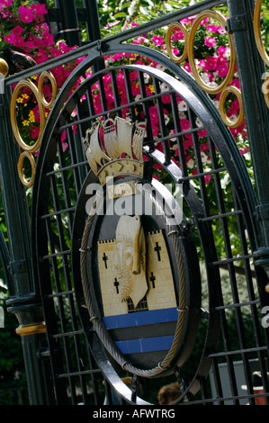 Emblema distintivo di navi crest stemma sui cancelli in ferro battuto in ingresso al memoriale di guerra a gosport in Hampshire Foto Stock