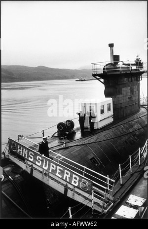 Sottomarino HMS Superb, classe Swiftsure cacciatore-killer sub a propulsione nucleare. Ufficiali dell'equipaggio della Royal Navy, capitano della base navale Gare Loch Scotland.2001 2000 Foto Stock