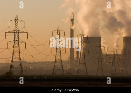 Ferrybridge Coal Fired Power Station, Yorkshire tralicci e torri di raffreddamento Foto Stock