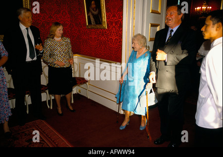 La regina madre 2001 ricevimento St James's Palace per il National Trust per la Scozia, ricezione di lavoro riunione saluto missioni Londra Uk 2000s HOMER SYKES Foto Stock