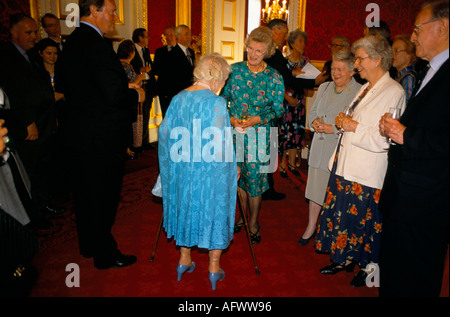 La regina madre 2001 ricevimento St James's Palace per il National Trust per la Scozia, ricezione di lavoro riunione saluto missioni Londra Uk 2000s HOMER SYKES Foto Stock