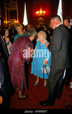 La regina madre 2001 ricevimento St James's Palace per il National Trust per la Scozia, ricezione di lavoro riunione saluto missioni Londra Uk 2000s HOMER SYKES Foto Stock