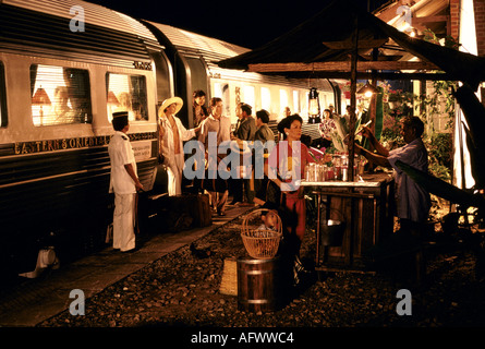 Viaggio in treno Eastern Orient Express. Pubblicità sparare Bukit Timah stazione ferroviaria Singapore Sud Est Asia. Anni '90 1991 HOMER SYKES Foto Stock