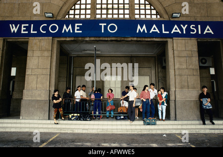 Benvenuto in Malesia cartello fuori la stazione principale di Kuala Lumpur KL. I passeggeri aspettano un taxi. Sud-est asiatico. Anni '90 1991 HOMER SYKES Foto Stock