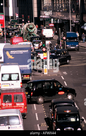 Taxi neri di Londra, posteggio dei taxi, parcheggio al centro della strada, in attesa dei clienti. Taxi che fa inversione a U. Londra Inghilterra circa 1995 Regno Unito 1990 anni HOMER SYKES Foto Stock