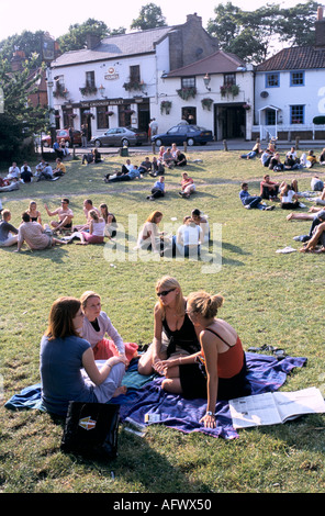 Un drink estivo Wimbledon amici comuni di gruppo seduti sui prati all'esterno del pub Crooked Billet. SW19 pub di Londra. UK 2000 2001 HOMER SYKES Foto Stock