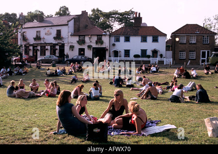 Pub di Londra. Un drink estivo Wimbledon Common pub Group amici seduti sui prati fuori dal Crooked Billet Londra SW19 Regno Unito 2000s 2001 HOMER SYKES Foto Stock