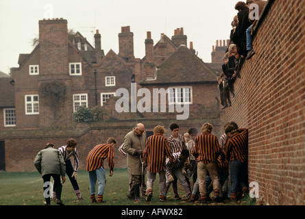 Eton College Oppidans (Backs) Collegers (Facing) Wall Game. Maestri scolastici che si riferiscono al gioco Windsor, Berkshire 1985 1980s UK HOMER SYKES Foto Stock