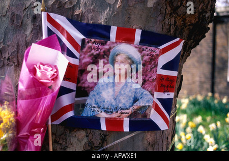 Regina Madre che passa via tributo messo fuori della sua casa londinese Clarence House 2002 aprile 2000 Regno Unito OMERO SYKES Foto Stock