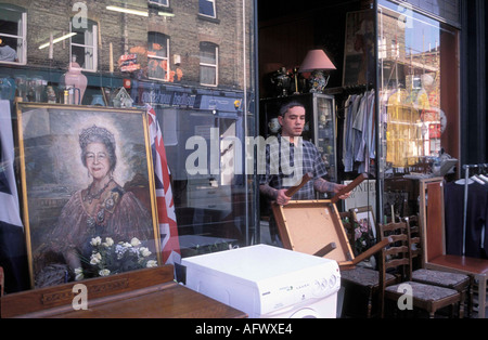 Regina Madre che passa via tributo Aprile 2002 Londra Ritratto in una spazzatura negozio di seconda mano sud Londra UK 2000s HOMER SYKES Foto Stock