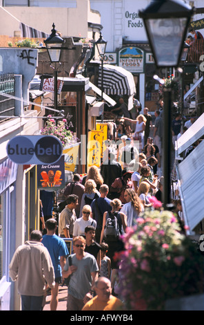 The Lanes una serie di stradine strette a Brighton, North Laine affollano le persone che fanno shopping nell'East Sussex England, Regno Unito degli anni '2001 2000, HOMER SYKES Foto Stock