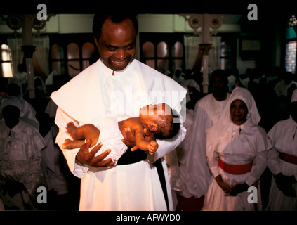 Battesimo del bambino britannico nero. Cerimonia di denominazione del bambino ad un servizio della chiesa africana occidentale Londra.1990 Regno Unito HOMER SYKES Foto Stock