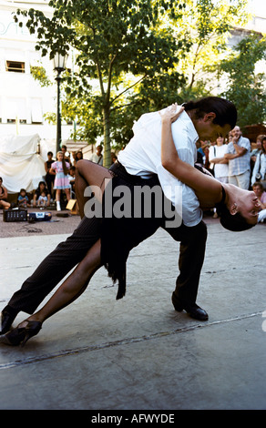 Buenos Aires Argentina Sud America BsAs ballerini professionisti danza Tango Nel quartiere turistico di San Telmo 2002 2000 OMERO SYKES Foto Stock