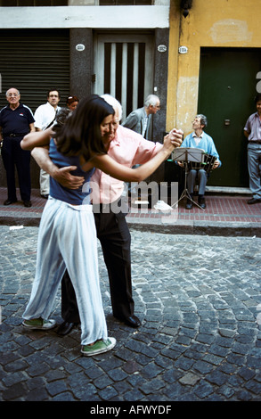 Differenza di età, giovane donna anziano che balla Tango nelle strade di Buenos Aires San Telmo distretto Argentina 2000, 2002 HOMER SYKES Foto Stock