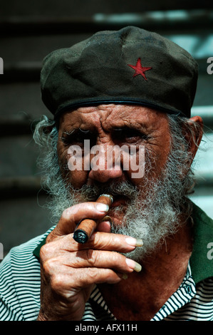 Cuba Havana Habana Vieja locali di fumare un sigaro Foto Stock