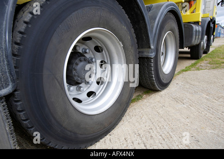 Assale posteriore di un autocarro Volvo, lunga vista laterale Foto Stock