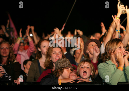 Immensa folla festante la visione di una performance al Big Chill Music Festival Agosto 2007
