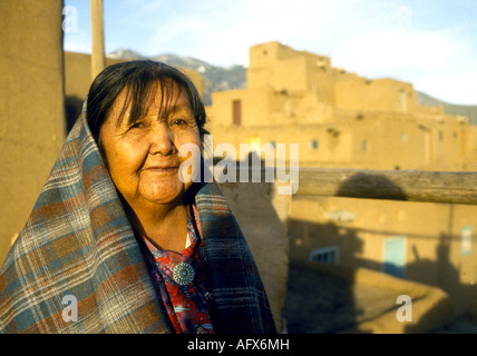 Una donna anziana che vive nel Tiwa Taos Pueblo si trova a Taos New Mexico alla base delle Montagne del Sangre de Cristo Foto Stock