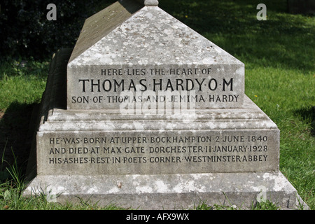 La tomba contenente il cuore del romanziere Thomas Hardy al Stinsford vicino a Dorchester nel Dorset Foto Stock