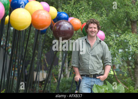Diarmuid Gavin davanti al suo 2004 Chelsea Flower Show Giardino intitolato un Eden suburbana sponsorizzato da la lotteria nazionale Foto Stock