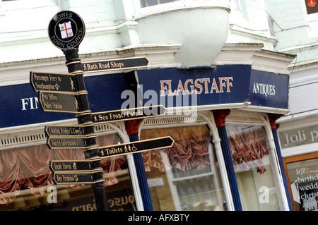 Shop e segnaletica a Cowes high street dando ai visitatori e turisti informazioni Foto Stock