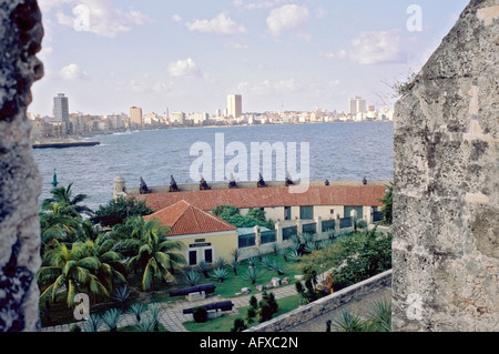 Vista di Havana Cuba guardando ad ovest con la fortezza di El Castillo de los Tres Reyes del Morro in primo piano Foto Stock