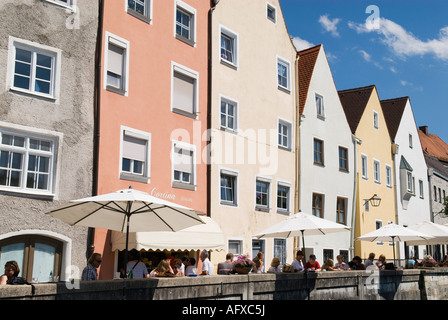 Colorata architettura e street cafe sul giorno di estate, Landsberg, Baviera, Germania Foto Stock