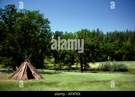 Tepee, tepees, Chaw'se indiani, Chaw'se indiani, macinazione Rock State Historic Park, la contea di Amador, California, Stati Uniti, America del Nord Foto Stock