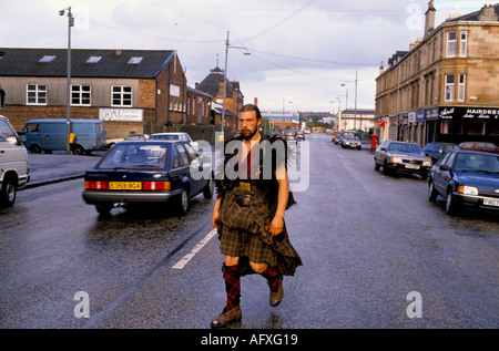 Scozzese che indossa un kilt, ambientazione urbana Glasgow. È membro del Clan, un gruppo scozzese di rievocazione degli anni '1990, HOMER SYKES Foto Stock