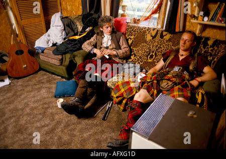 Il gruppo clan re-enactment, Seoras Wallace Chieftain di ‘Clan Wallace’ in home (a destra) Glasgow Scozia 1990 Regno Unito HOMER SYKES Foto Stock
