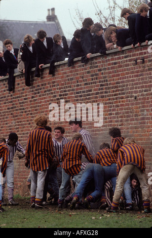 Eton College School Oppidans (Backs) Collegers (Facing) Wall Game, evento annuale il 30 novembre. Windssor Berkshire 1985 1980s UK HOMER SYKES Foto Stock