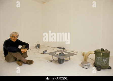 Professor James Lovelock UK. Poses for a Science Museum, mostra londinese del lavoro della sua vita. Il suo laboratorio a casa sua Inghilterra anni '1980 anni '1990 Foto Stock