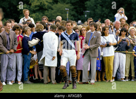 Il principe Carlo va a ritirare il trofeo del premio, giocava per i Les Diables Bleus il 1 luglio 1985 al campo da polo n. 1 di Cowdray Park, Midhurst West Sussex anni '80 Regno Unito Foto Stock