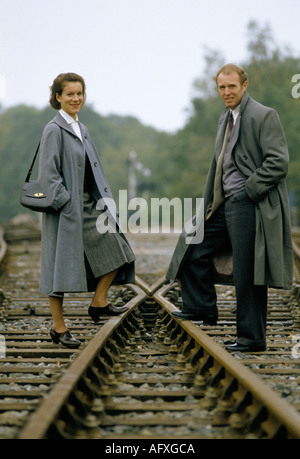 Juliet Stevenson Tim Pigott Smith attrice britannica sul set cinematografico di Double Helix in piedi sulla ferrovia 1990s UK HOMER SYKES Foto Stock