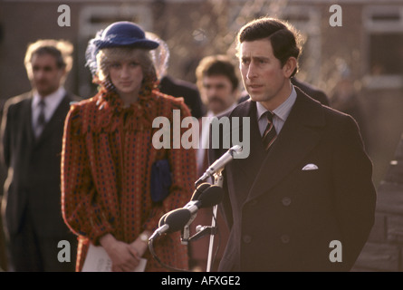 Principe Carlo Diana Principessa di Galles il loro primo tour del Galles insieme dopo il loro matrimonio. Diana che guarda molto triste infelice. 1982 1980s OMERO SYKES Foto Stock