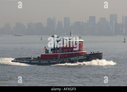 Un rimorchiatore nel porto di New York Foto Stock