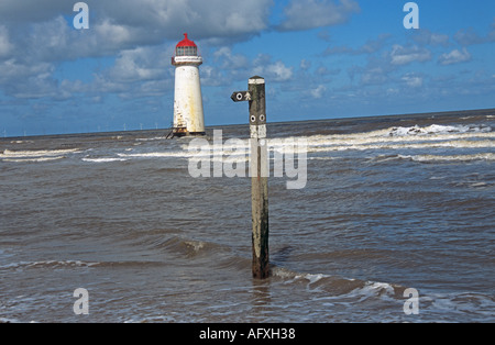 TALACRE WARREN FLINTSHIRE North Wales UK Agosto Walkers cartello davanti Talacre Lighthouse con marea Foto Stock