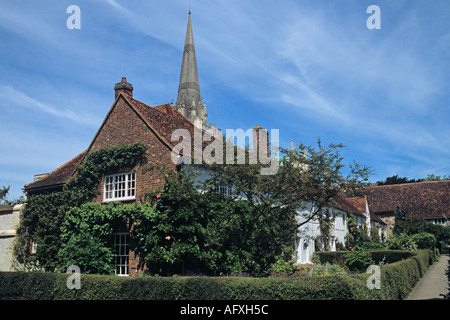 CHICHESTER West Sussex England UK Luglio il 277ft guglia della Cattedrale si erge al di sopra di queste case in Vicario vicino Foto Stock