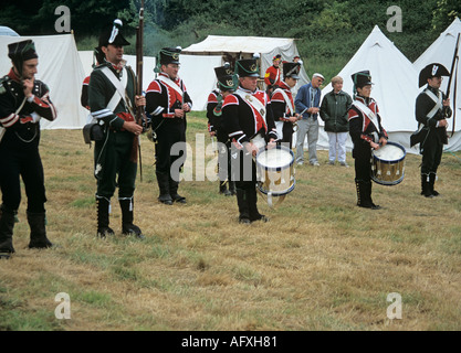 SURREY UK giugno la rievocazione della battaglia di Waterloo il costume francese giocando banda prima della battaglia Foto Stock