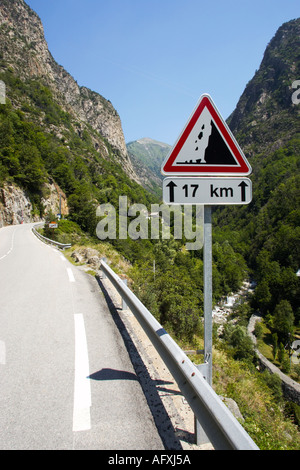 Cartello segnaletico cartello stradale per caduta di sassi, Alpes Maritimes strada di montagna, Provence, Francia Foto Stock