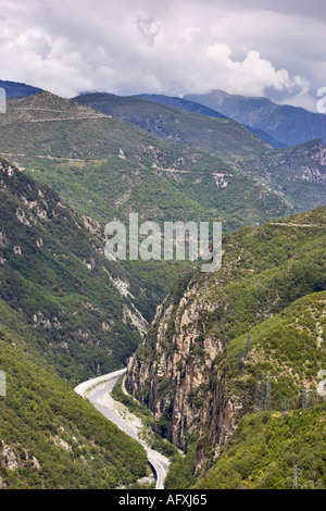 Valle di montagna - Il fiume Valle Tinee nelle Alpes Maritimes con road, Francia meridionale Foto Stock