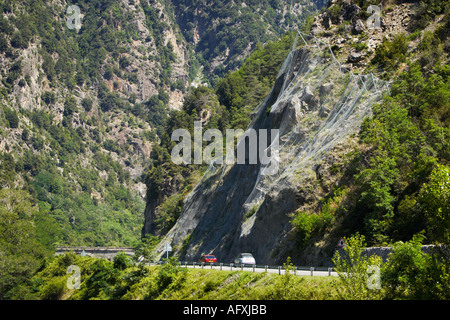 Lavoro a rete di filo usato per arrestare la caduta di rocce nelle Alpes Maritimes, Francia Foto Stock