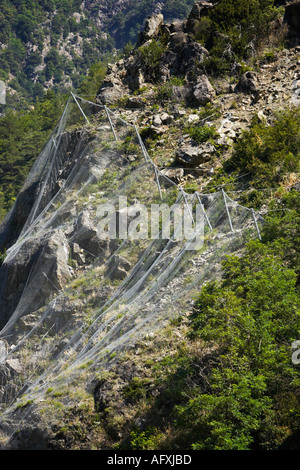 Lavoro a rete di filo usato per arrestare la caduta di rocce Alpes Maritimes Francia Foto Stock