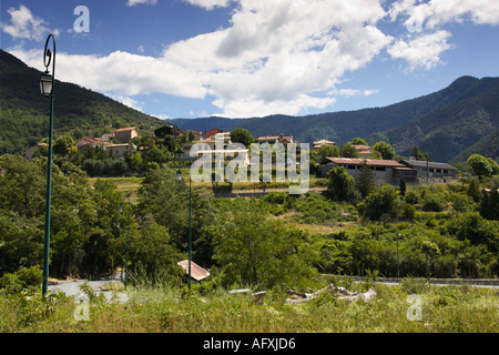 La cittadina collinare di clan della valle Tinee Alpes Maritimes Francia Foto Stock